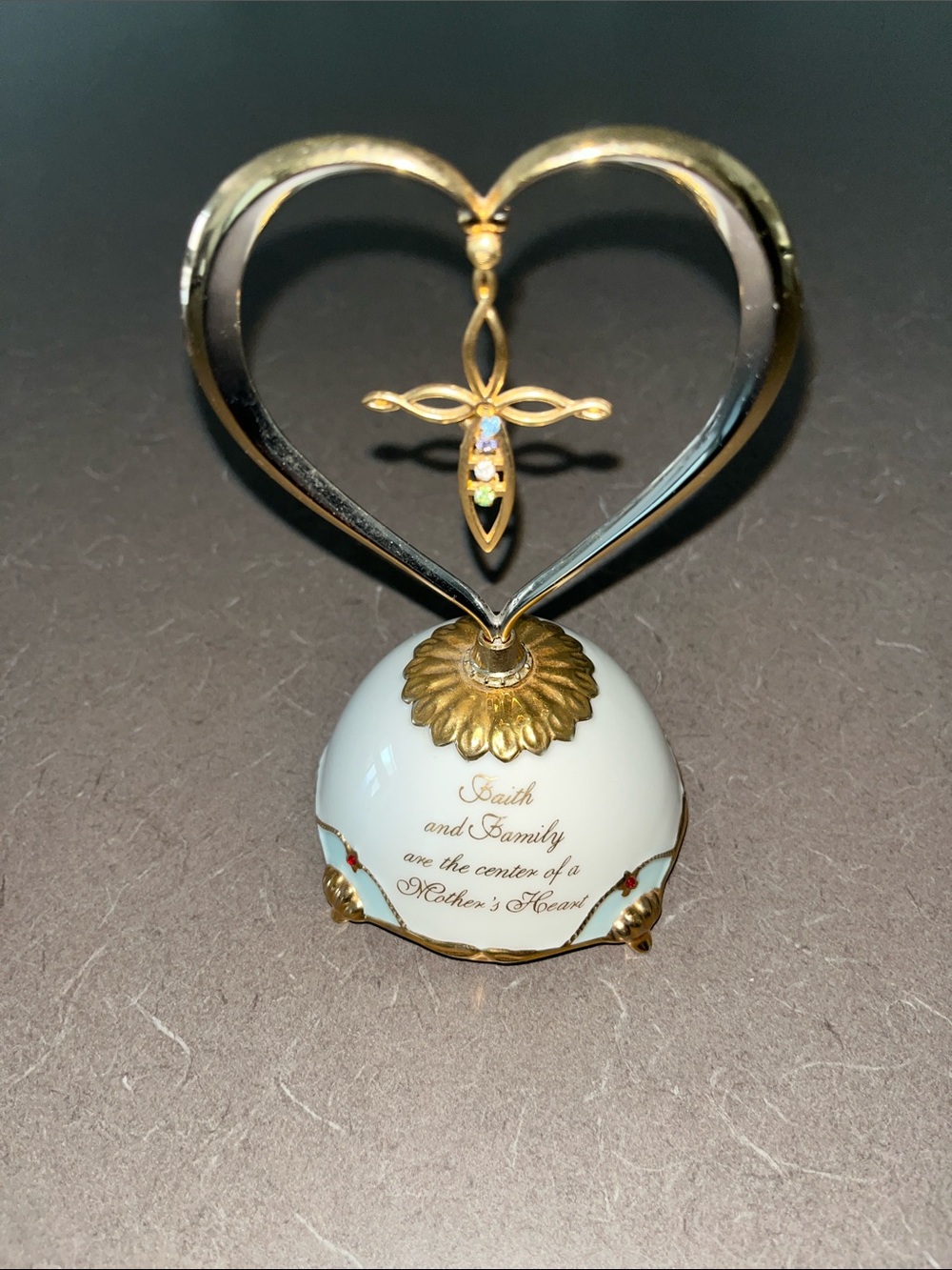 Faith and Family Music box. Gold tone plays “Always In My Heart” Approx 7”x6”